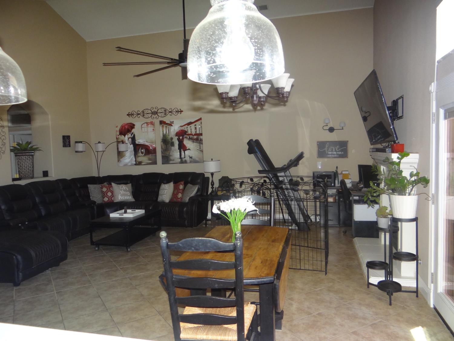 5550 N Cresta Ave, Fresno, CA 93723