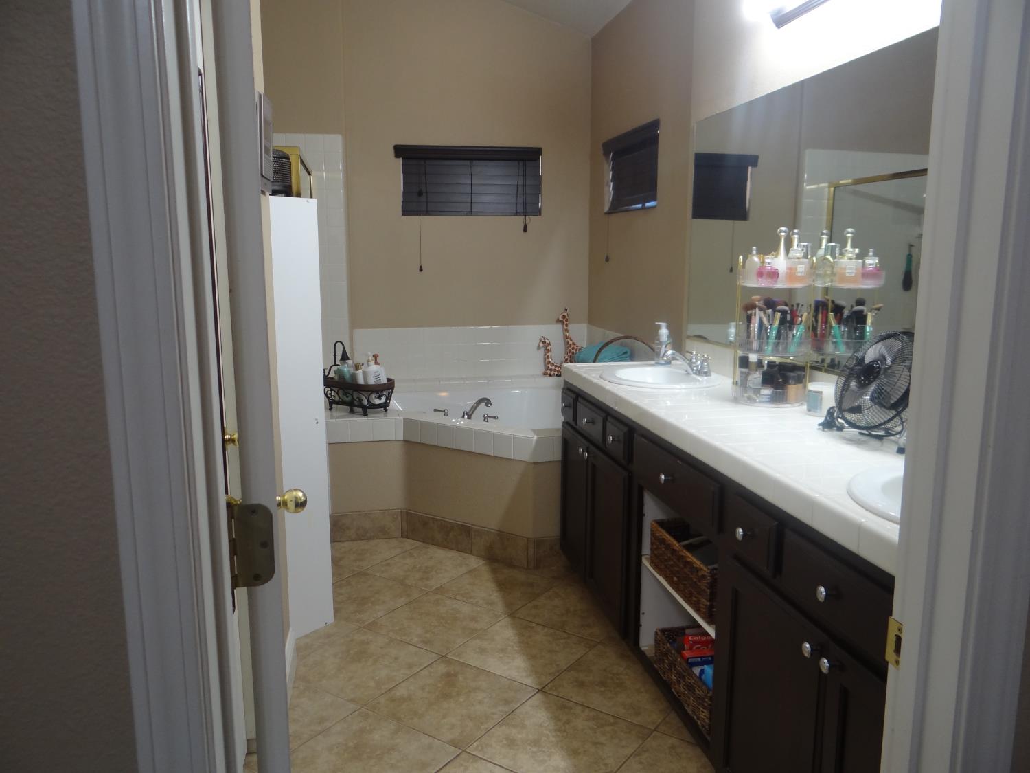 5550 N Cresta Ave, Fresno, CA 93723