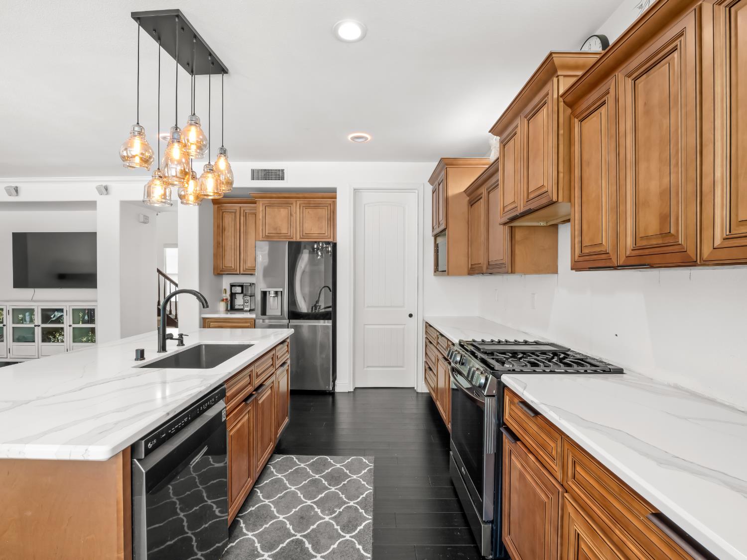 11073 E Le Conte Pass Ct, Clovis, CA 93619