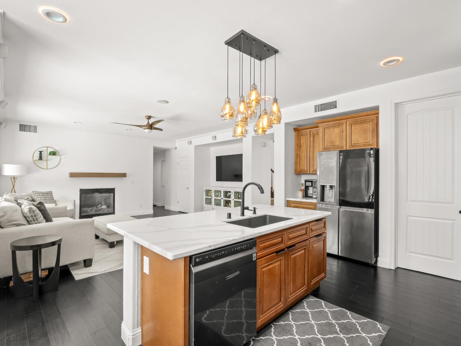 11073 E Le Conte Pass Ct, Clovis, CA 93619