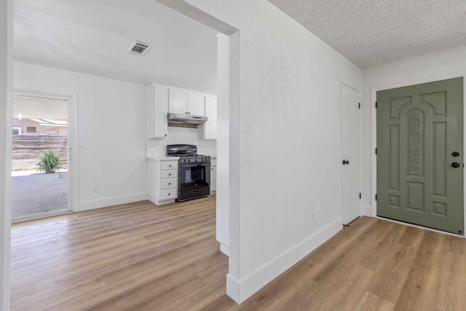 587 Sunset St, Kingsburg, CA 93631