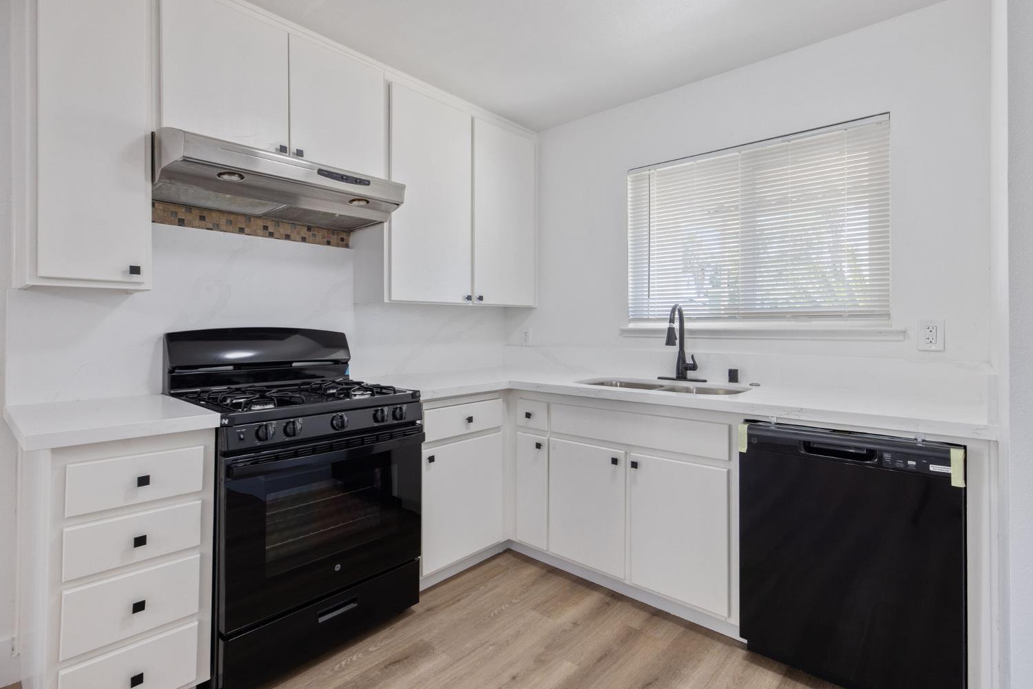 587 Sunset St, Kingsburg, CA 93631