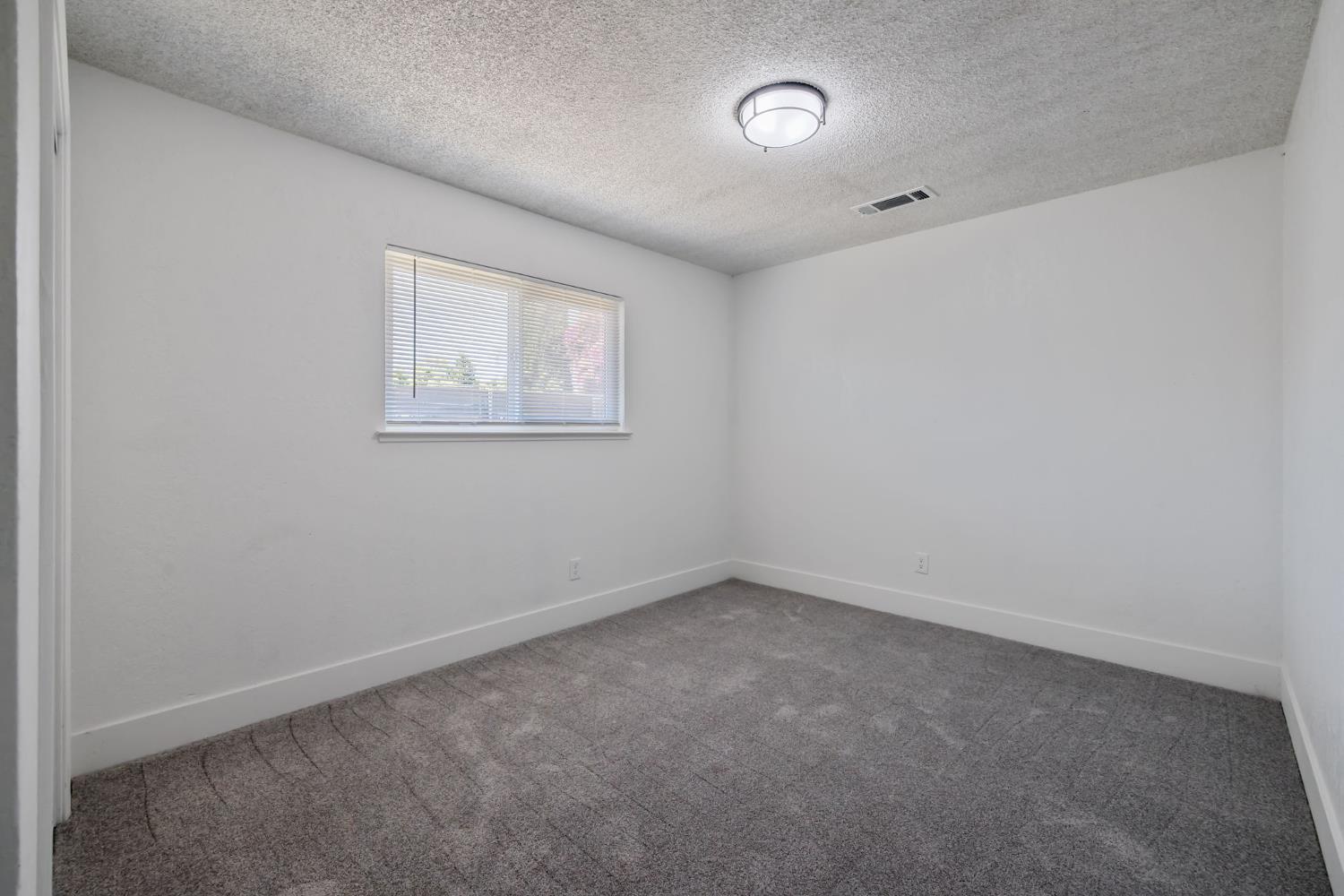 587 Sunset St, Kingsburg, CA 93631