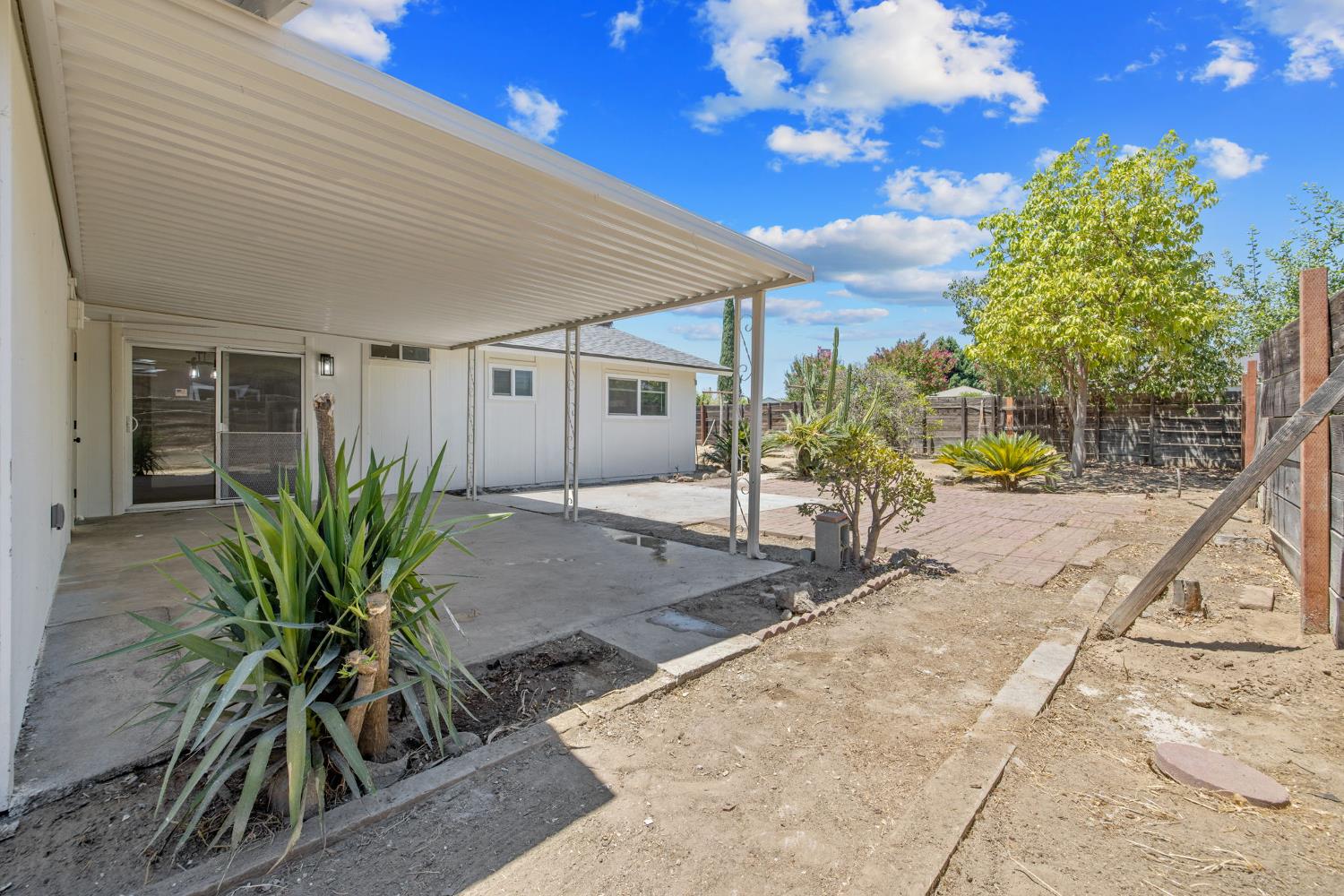 587 Sunset St, Kingsburg, CA 93631