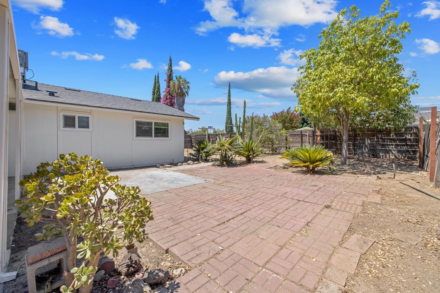 587 Sunset St, Kingsburg, CA 93631