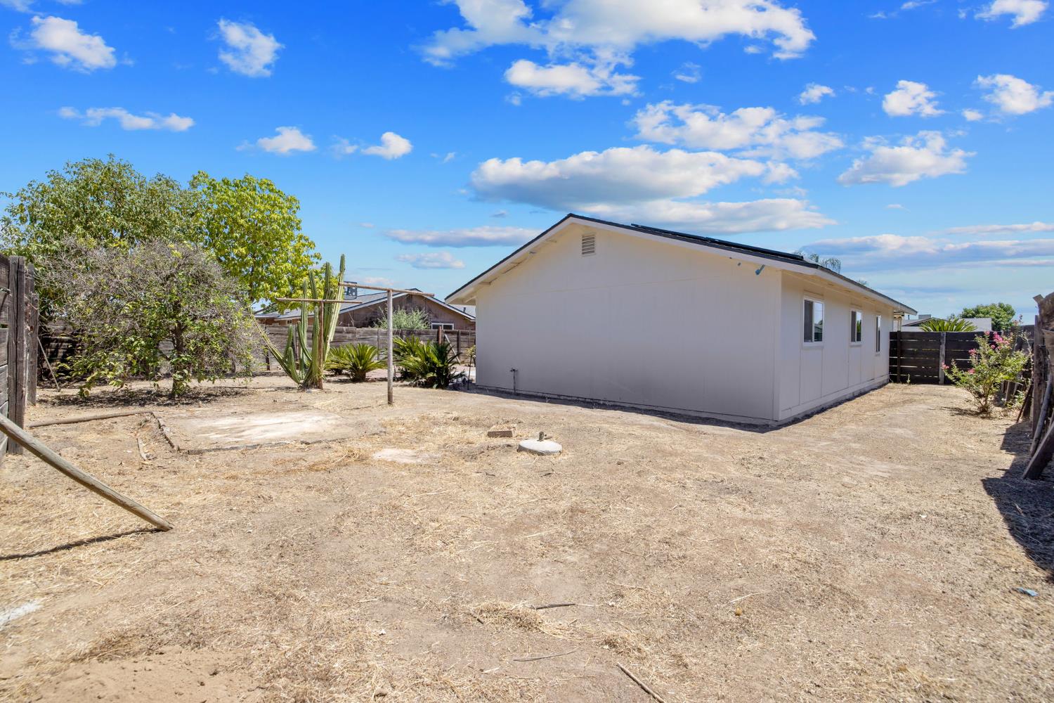 587 Sunset St, Kingsburg, CA 93631