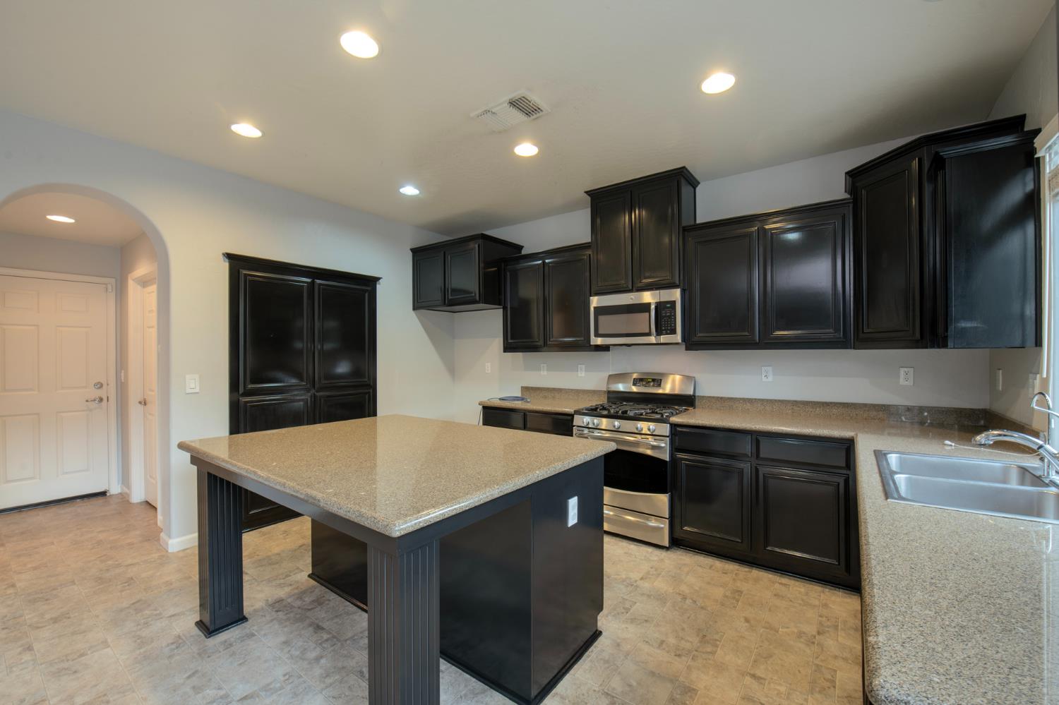 3172 N Hornet Ave, Fresno, CA 93737