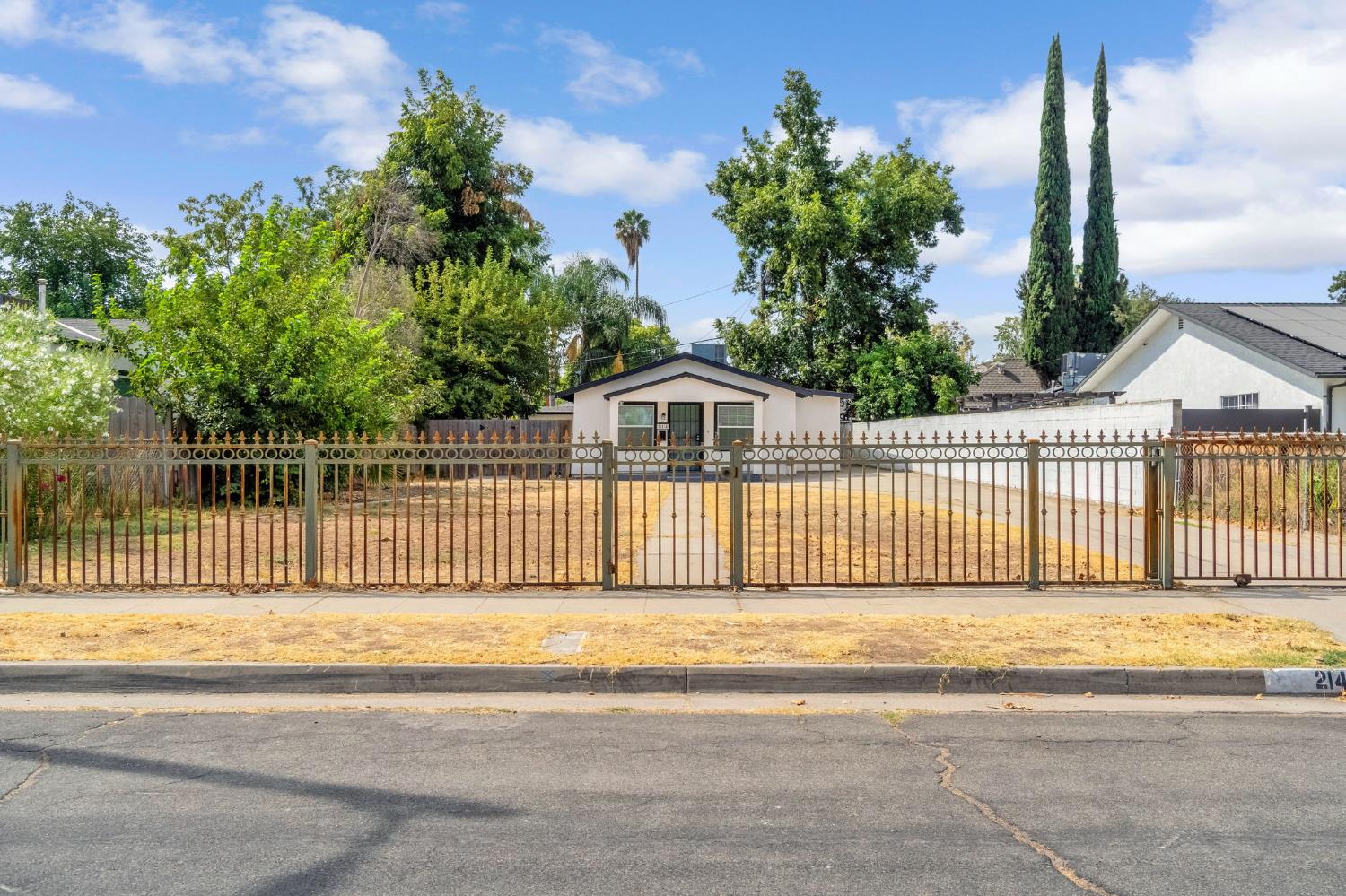 214 E Pine Ave, Fresno, CA 93728