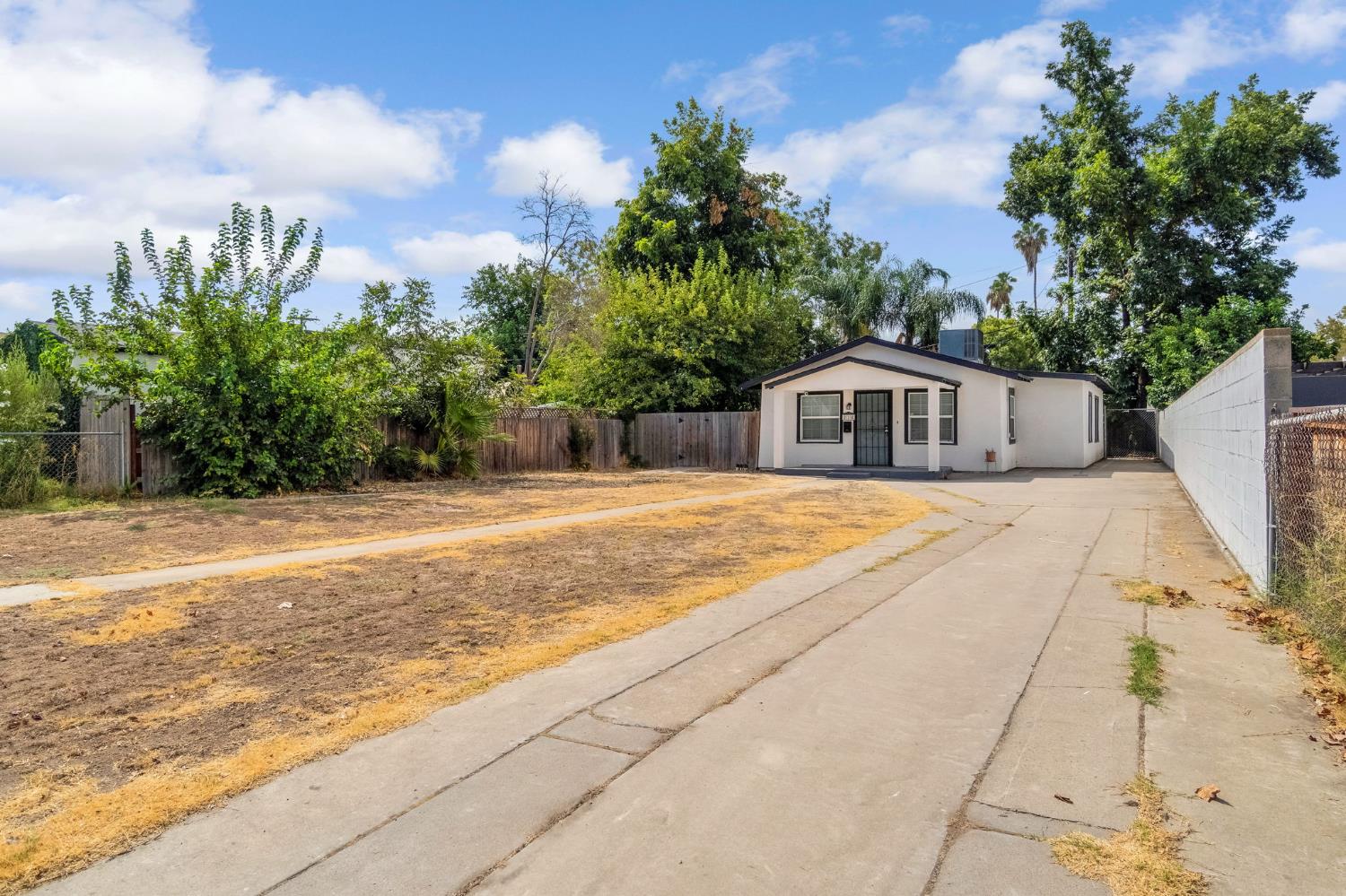 214 E Pine Ave, Fresno, CA 93728