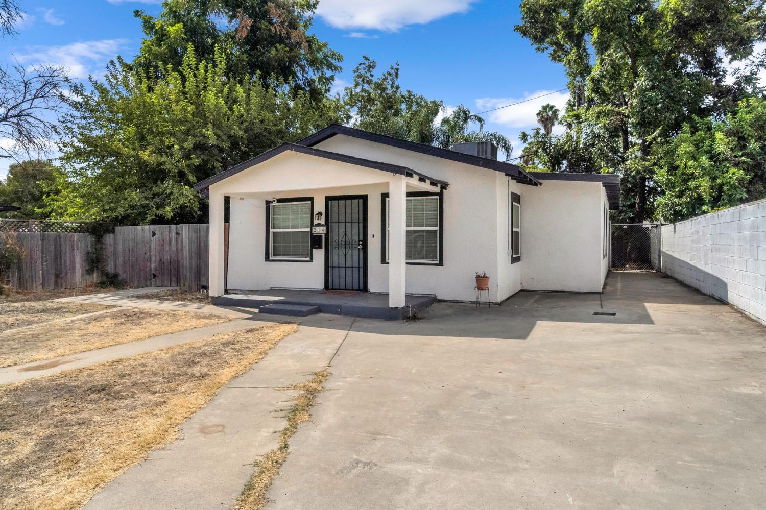 214 E Pine Ave, Fresno, CA 93728