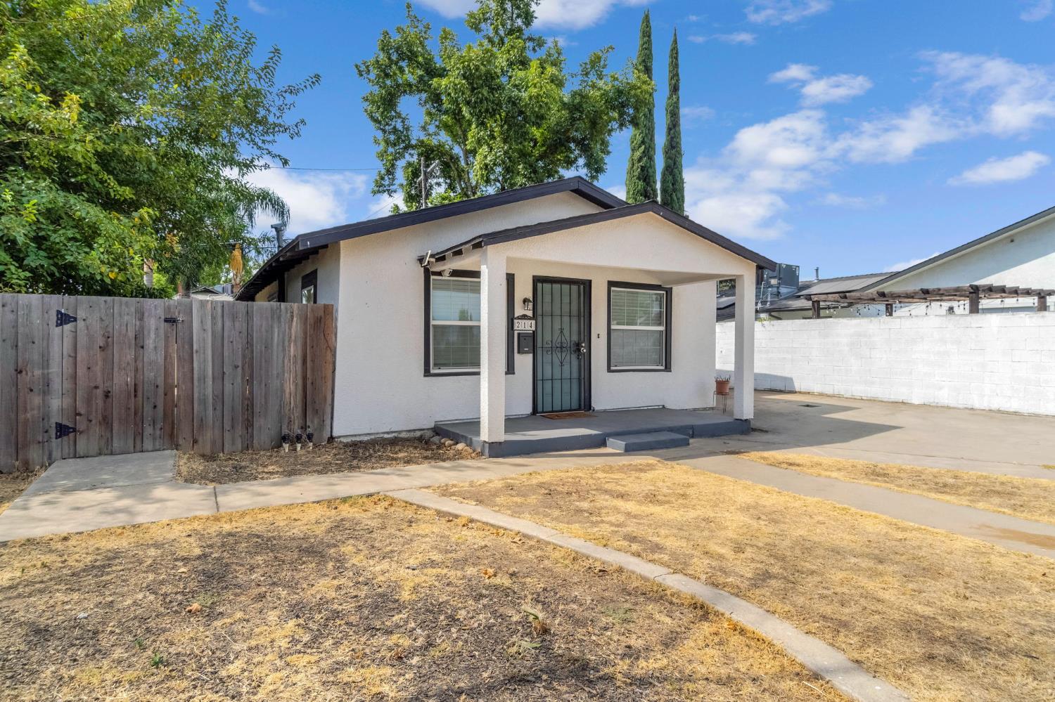 214 E Pine Ave, Fresno, CA 93728