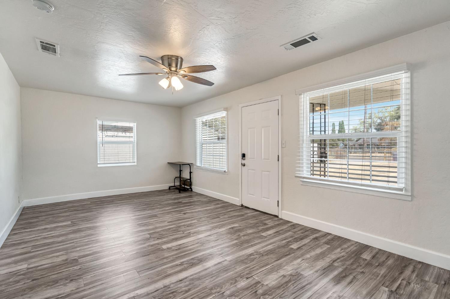 214 E Pine Ave, Fresno, CA 93728