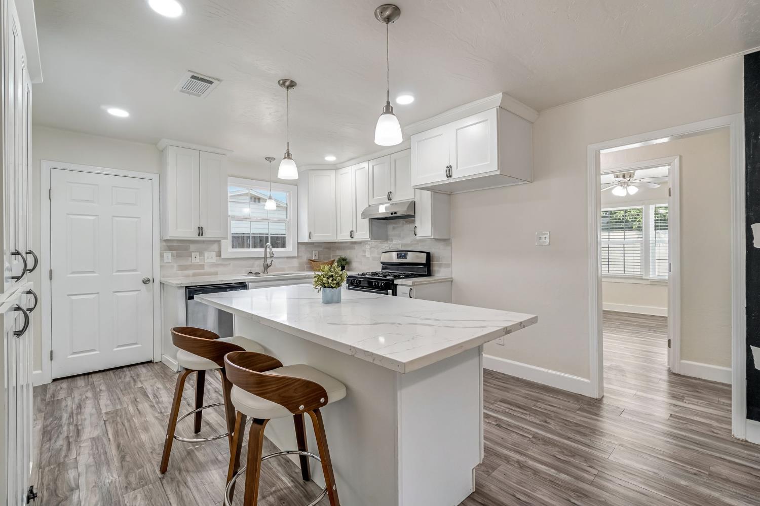 214 E Pine Ave, Fresno, CA 93728