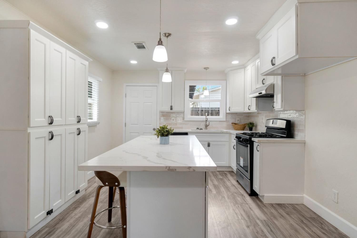 214 E Pine Ave, Fresno, CA 93728