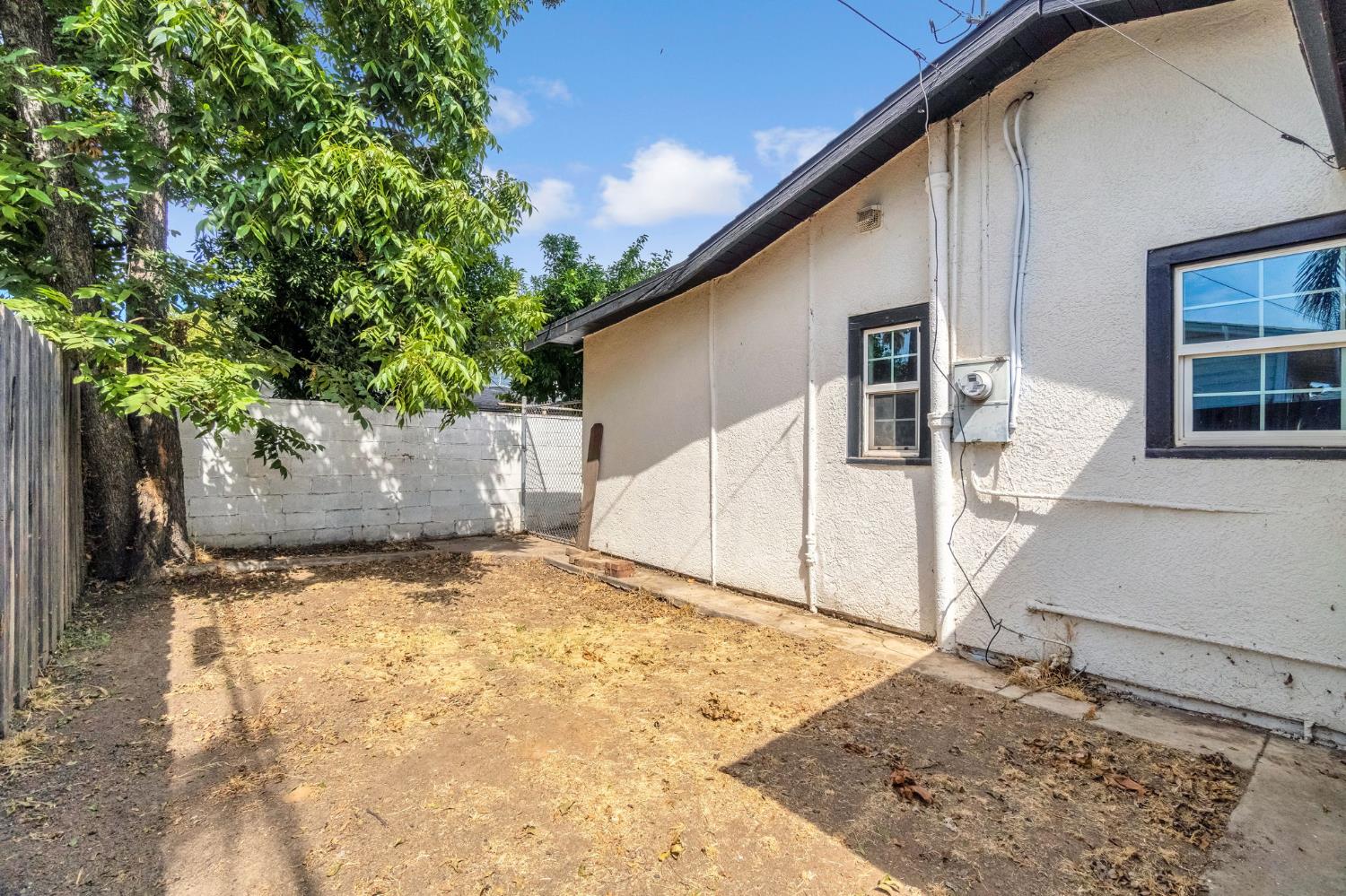 214 E Pine Ave, Fresno, CA 93728