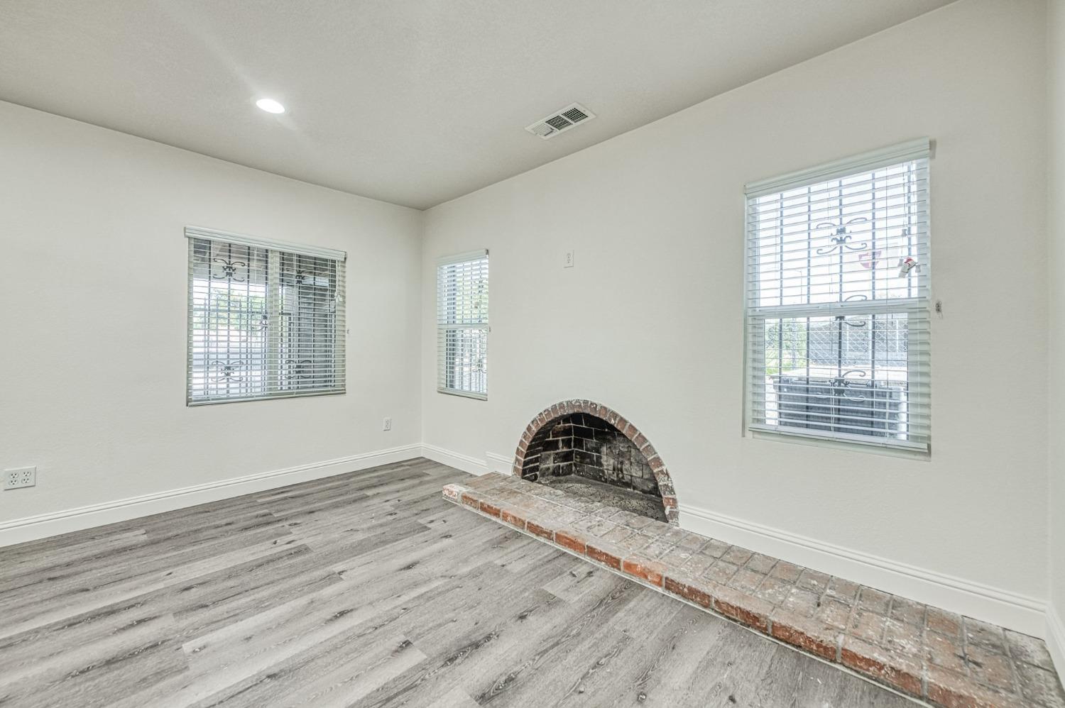332 E Shields Ave, Fresno, CA 93704