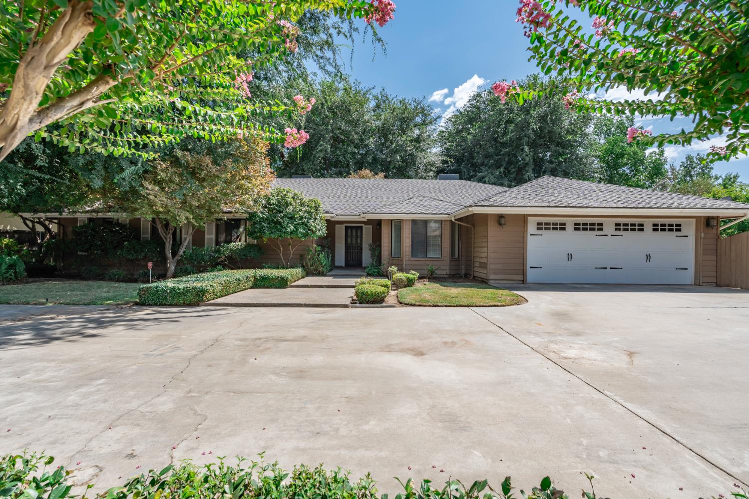 708 Chateau Pl, Madera, CA 93637