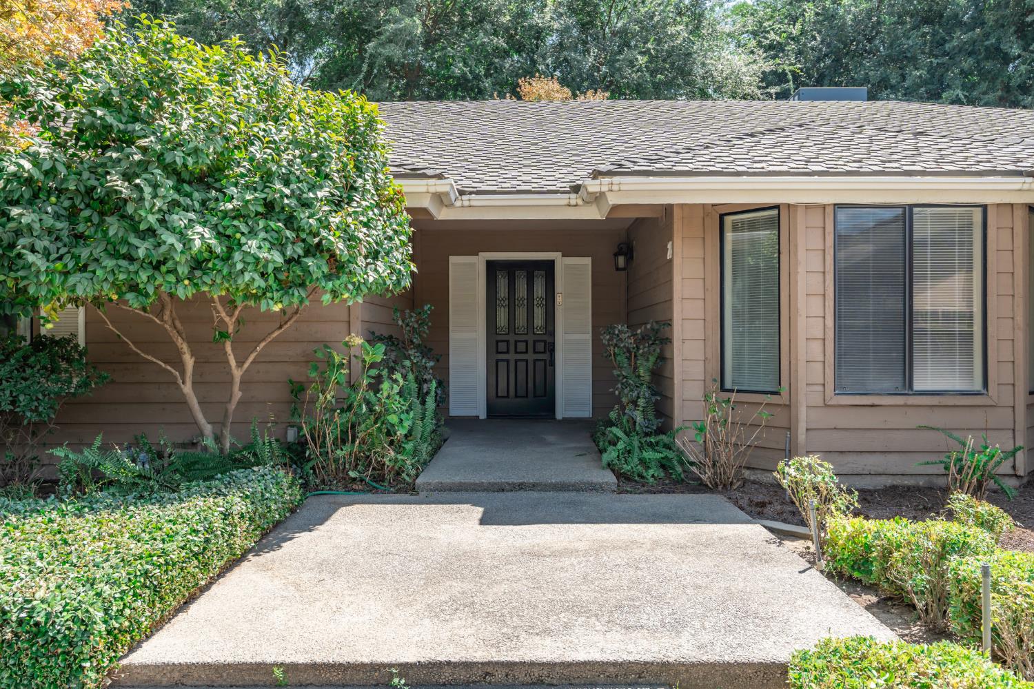 708 Chateau Pl, Madera, CA 93637