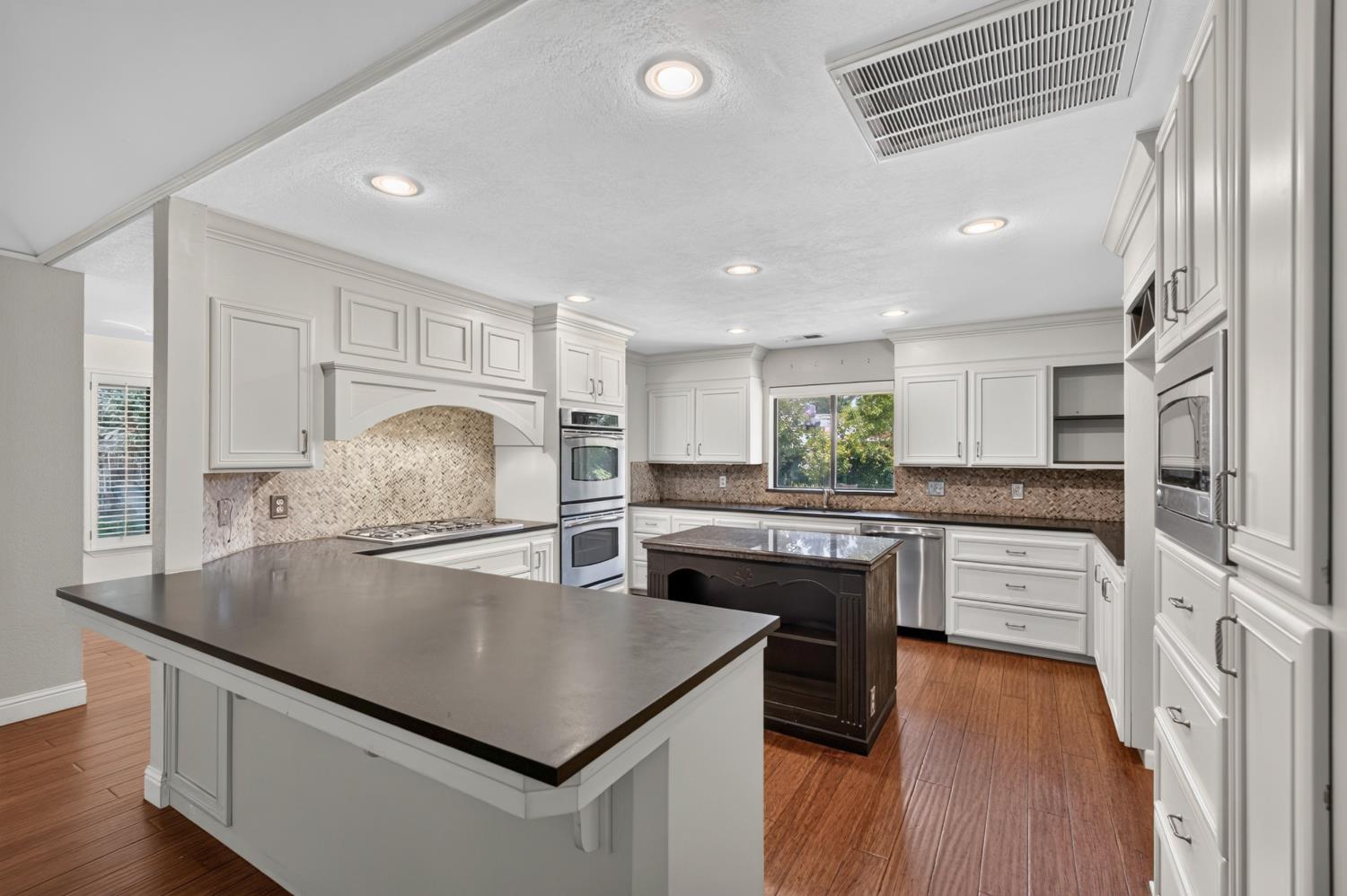 708 Chateau Pl, Madera, CA 93637