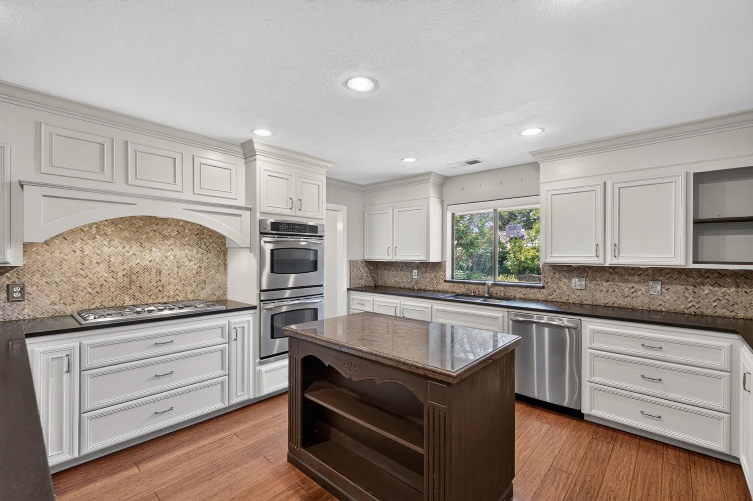 708 Chateau Pl, Madera, CA 93637