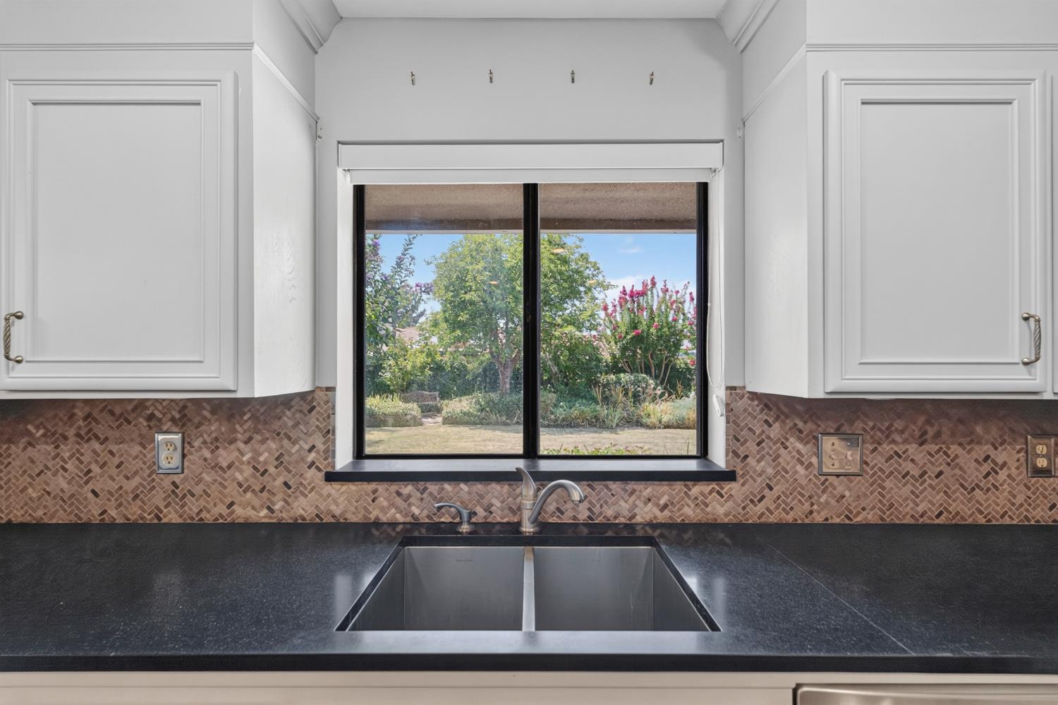 708 Chateau Pl, Madera, CA 93637