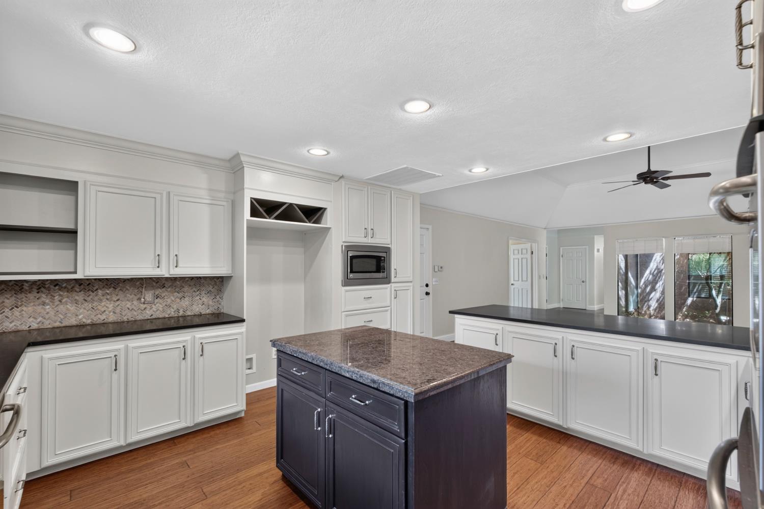 708 Chateau Pl, Madera, CA 93637