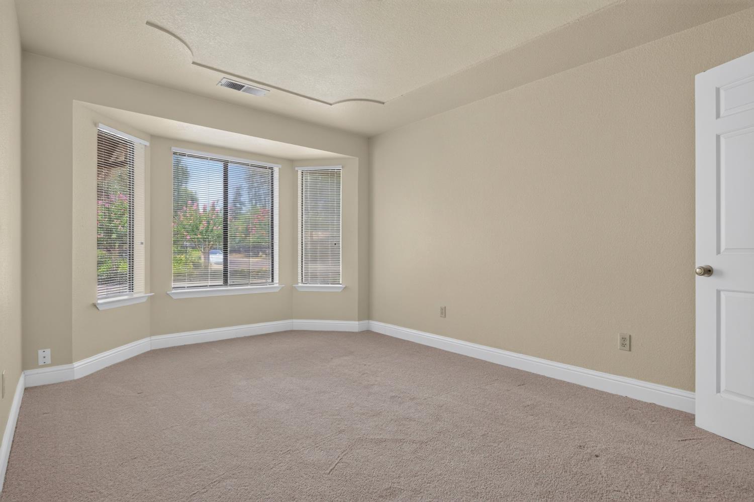 708 Chateau Pl, Madera, CA 93637