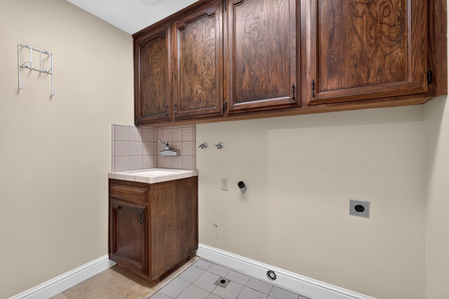 708 Chateau Pl, Madera, CA 93637