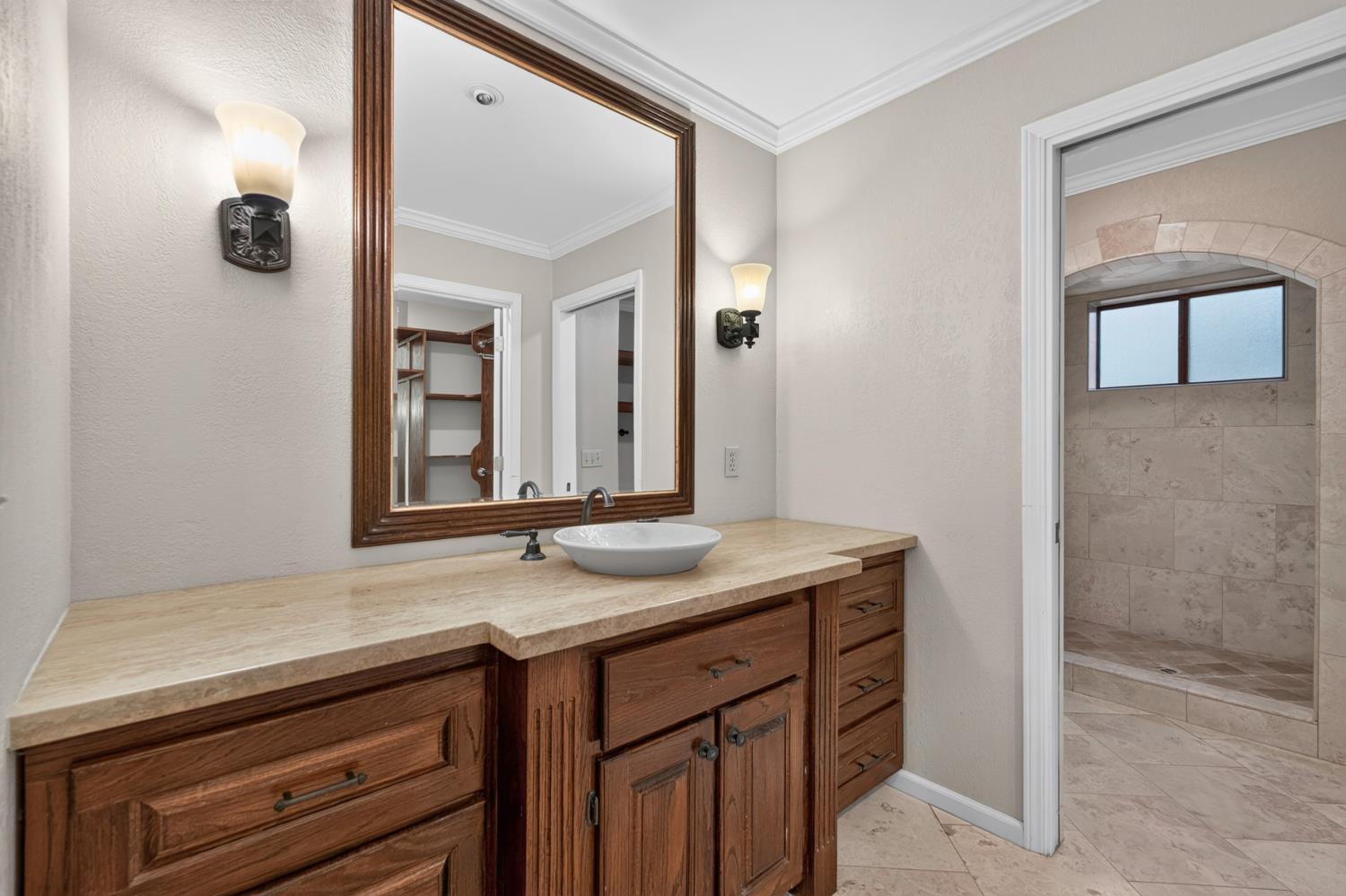 708 Chateau Pl, Madera, CA 93637