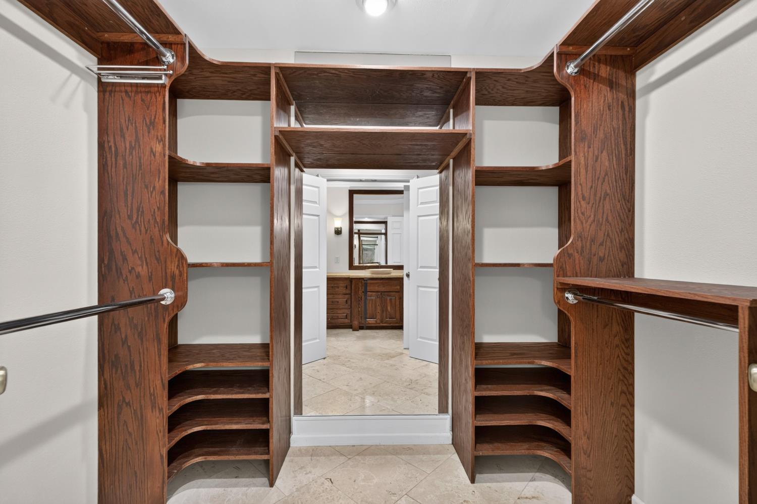 708 Chateau Pl, Madera, CA 93637