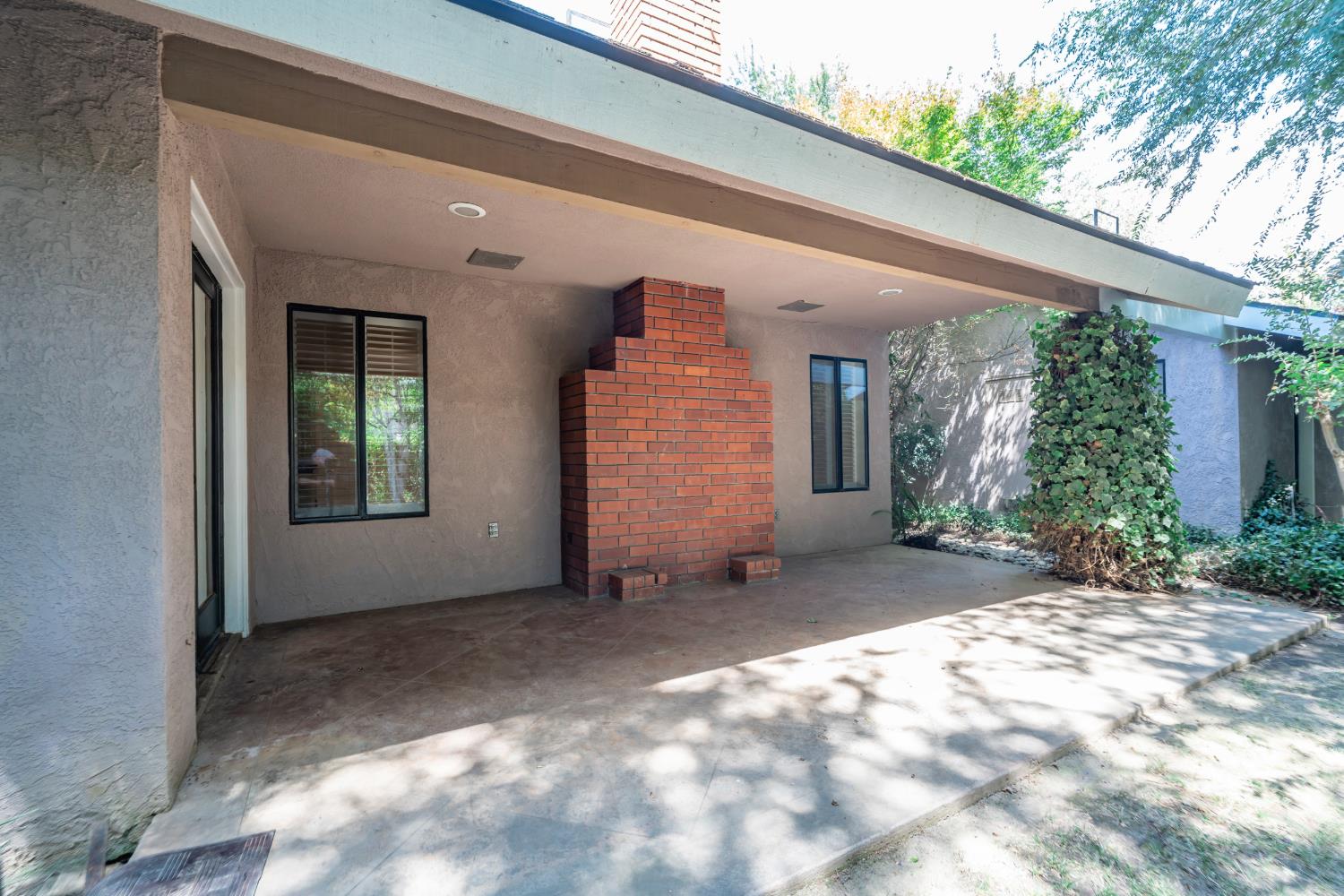 708 Chateau Pl, Madera, CA 93637