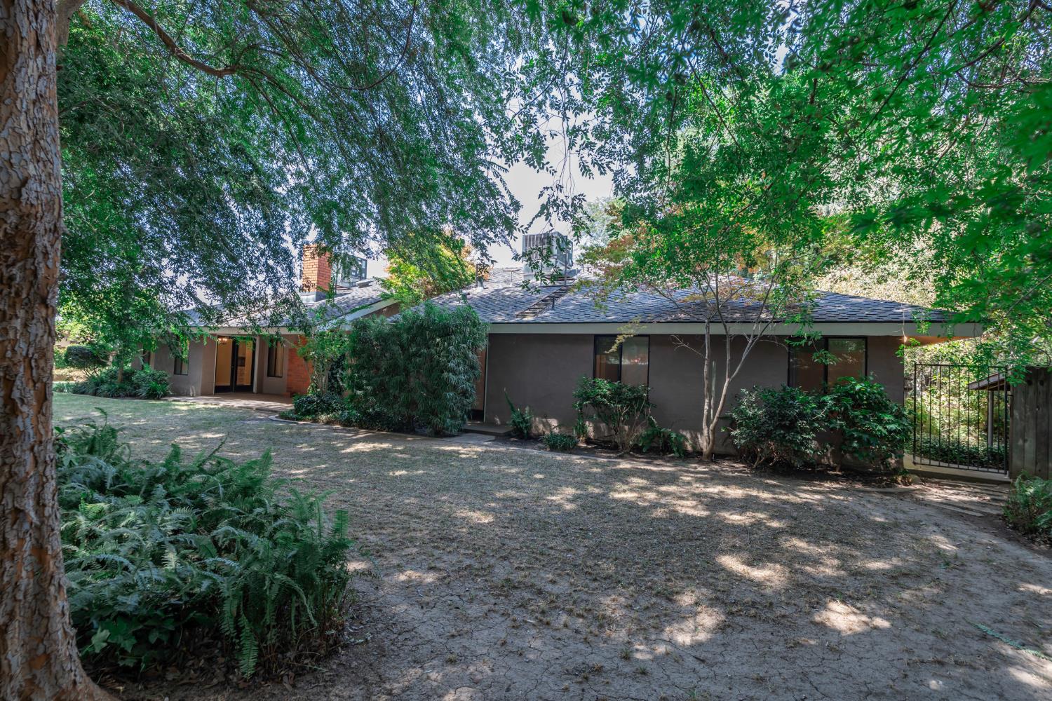 708 Chateau Pl, Madera, CA 93637