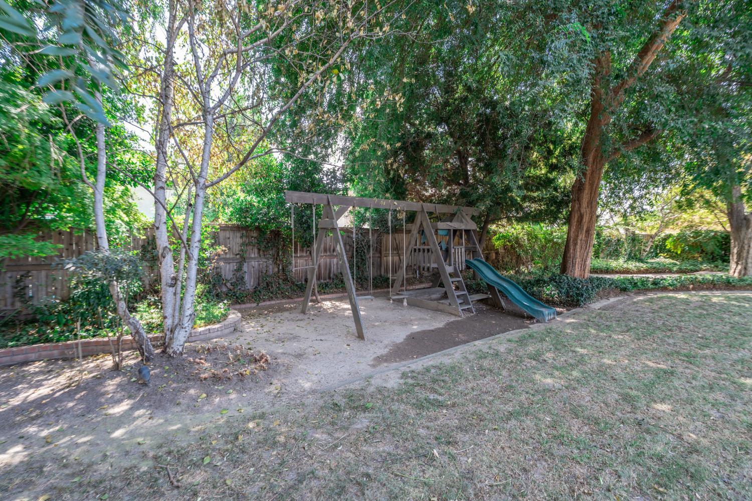 708 Chateau Pl, Madera, CA 93637