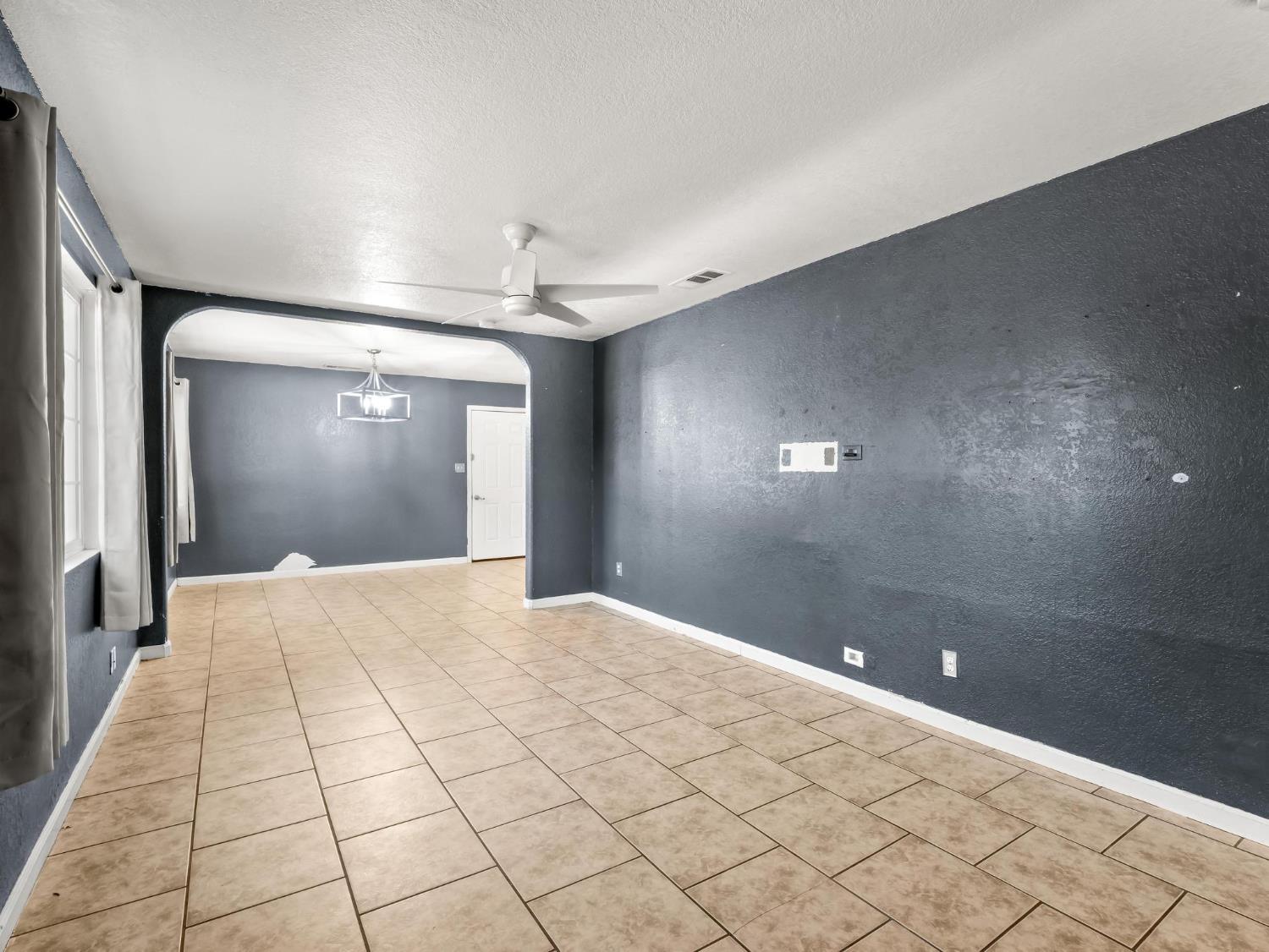 8687 E Khan St, Selma, CA 93662