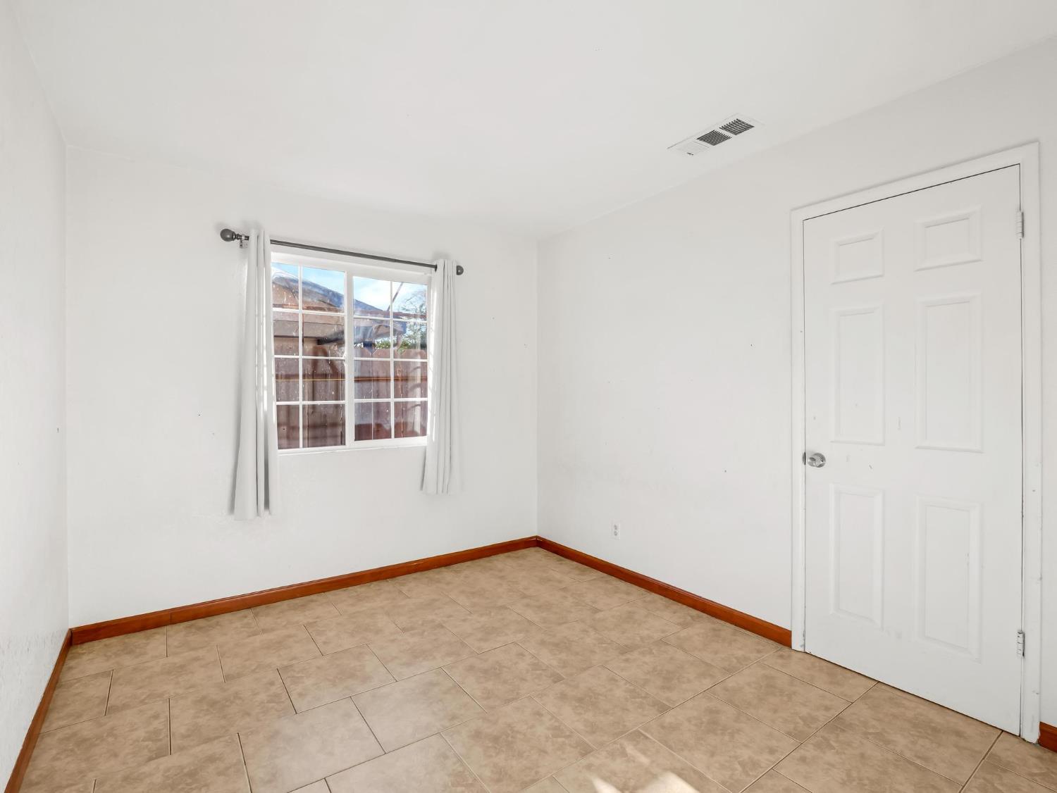 8687 E Khan St, Selma, CA 93662
