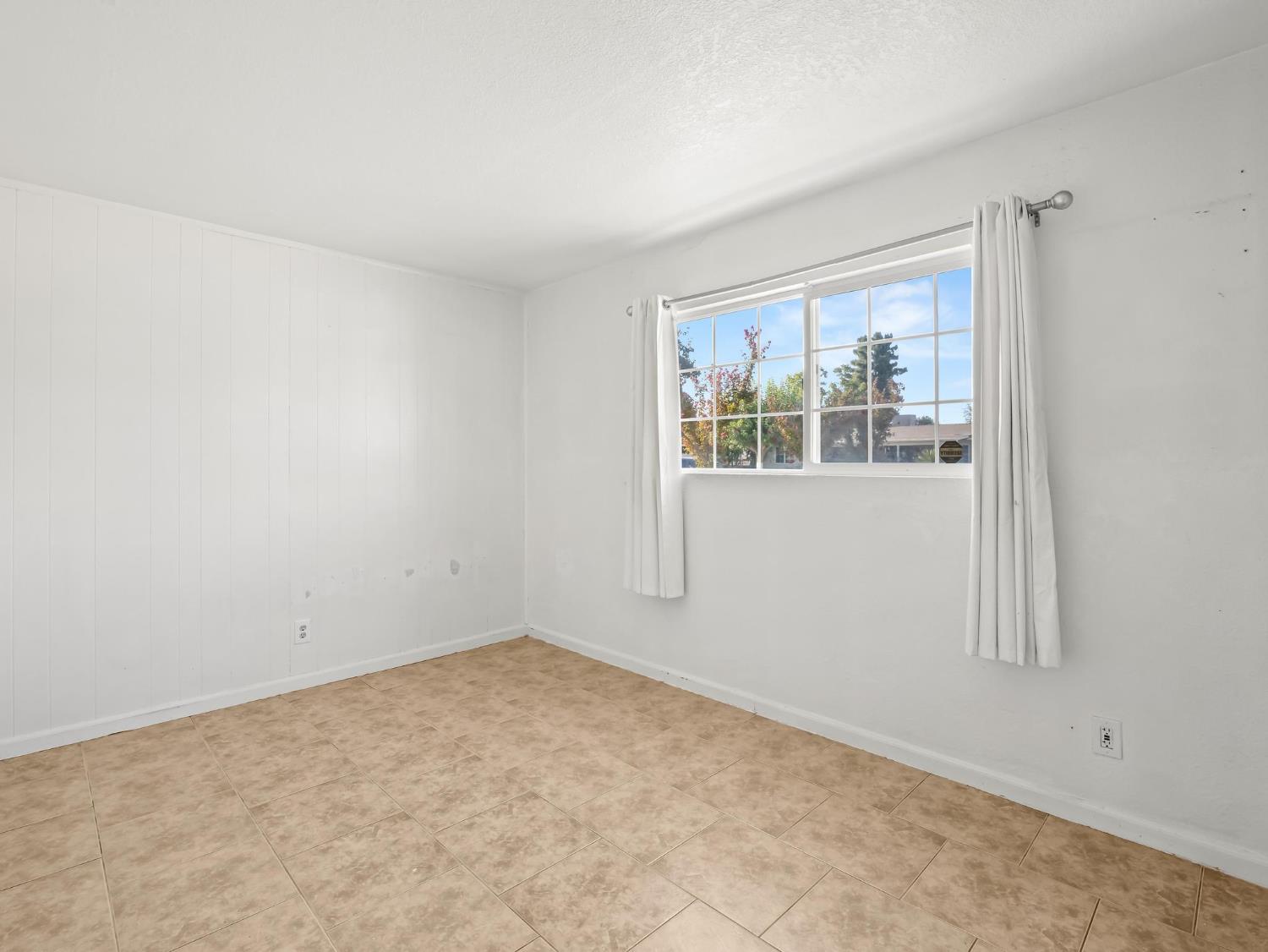 8687 E Khan St, Selma, CA 93662