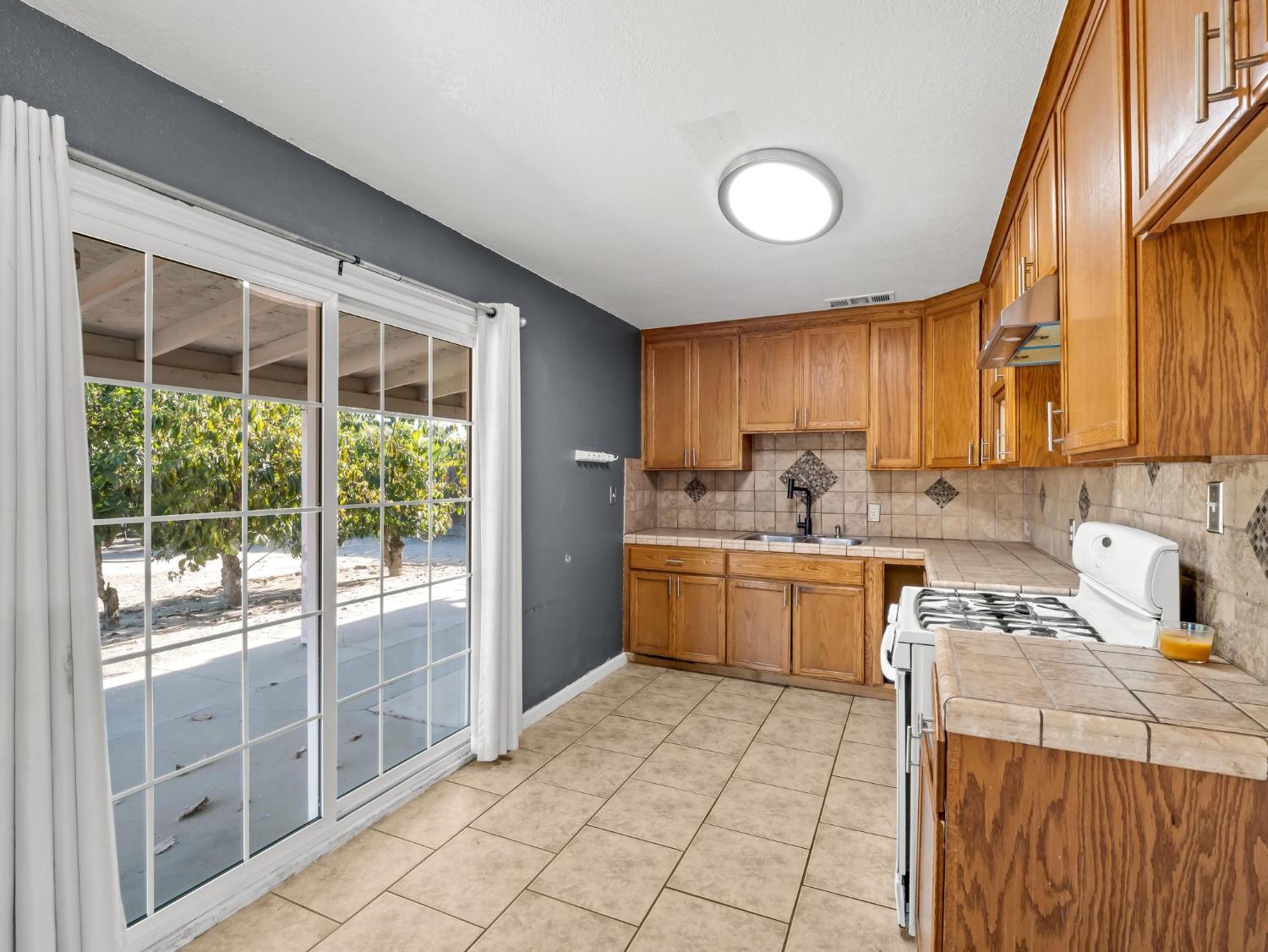 8687 E Khan St, Selma, CA 93662