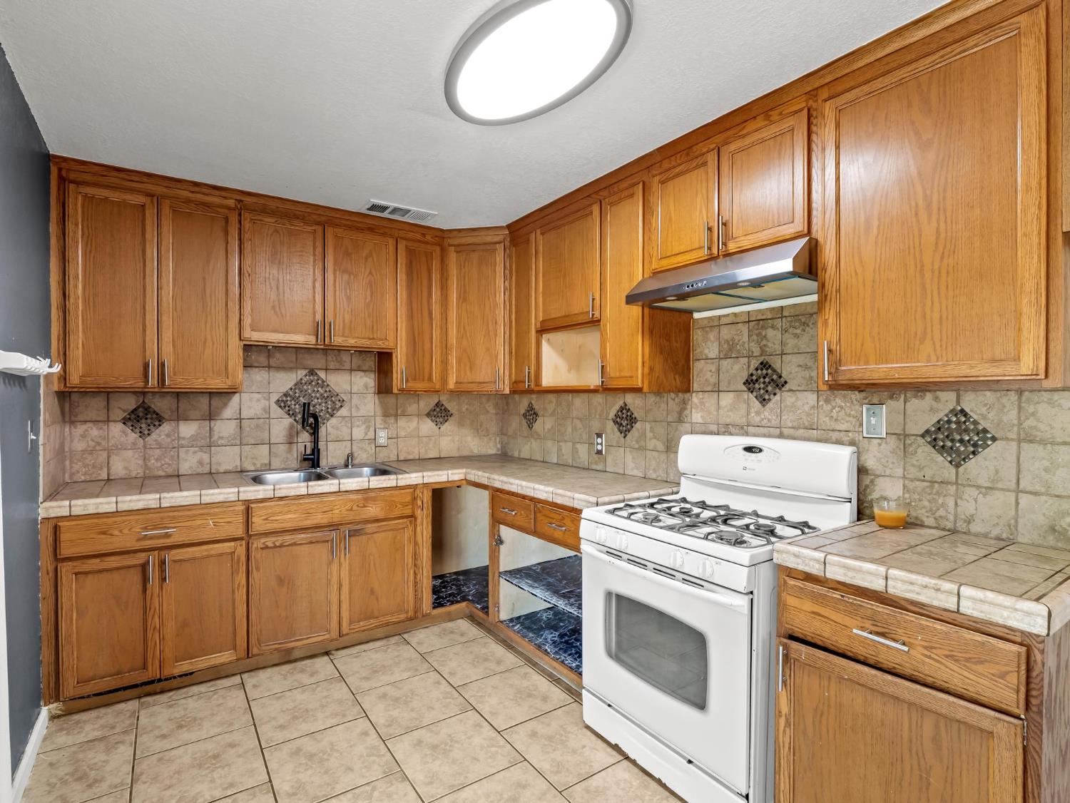 8687 E Khan St, Selma, CA 93662