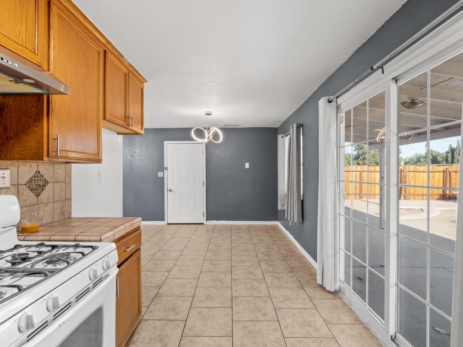 8687 E Khan St, Selma, CA 93662