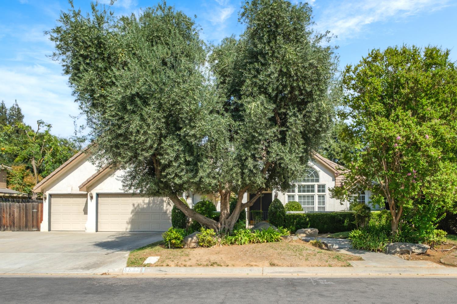 6572 N Selland Ave, Fresno, CA 93711