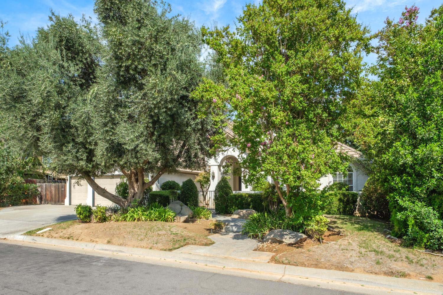 6572 N Selland Ave, Fresno, CA 93711