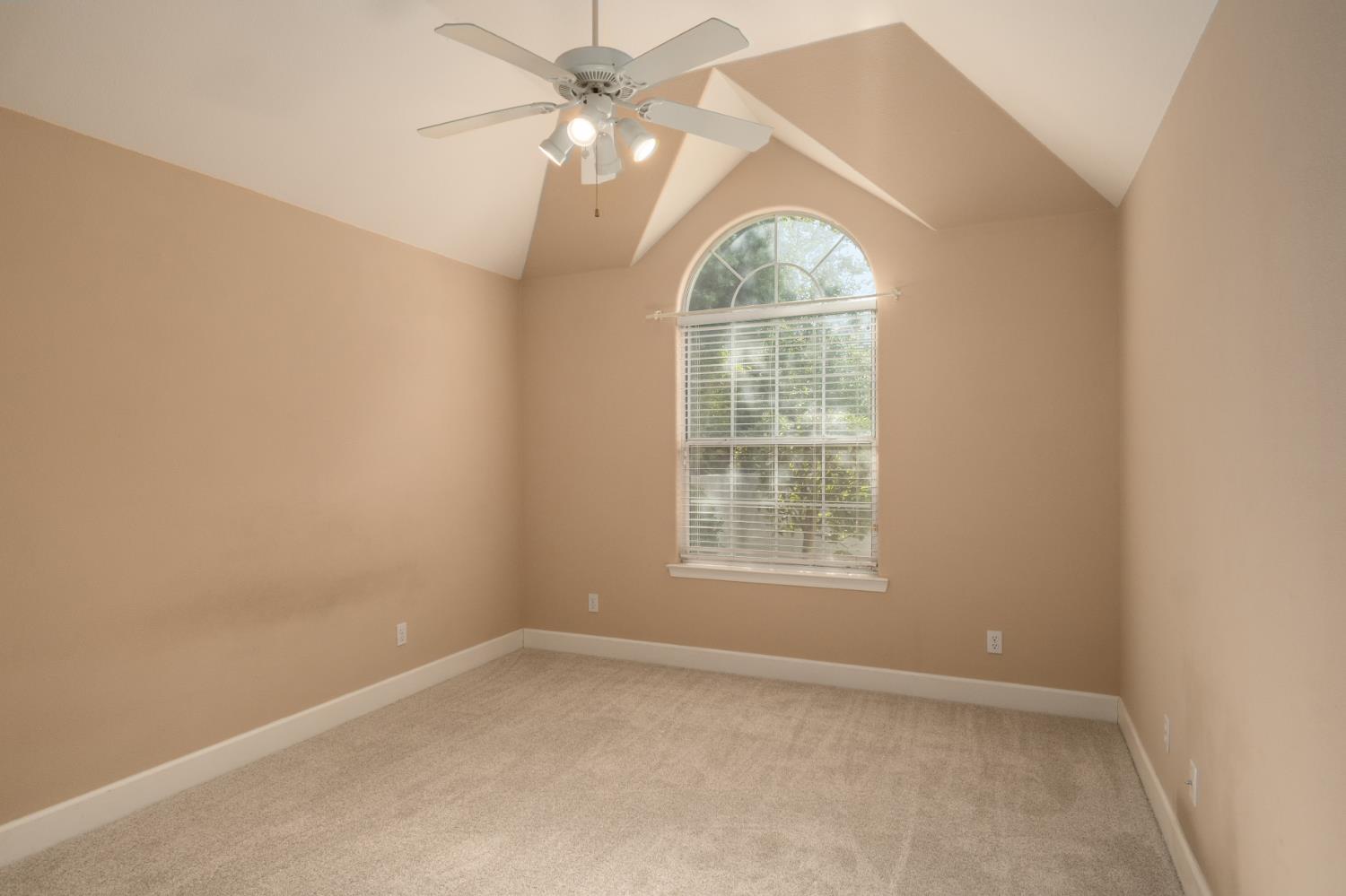 6572 N Selland Ave, Fresno, CA 93711