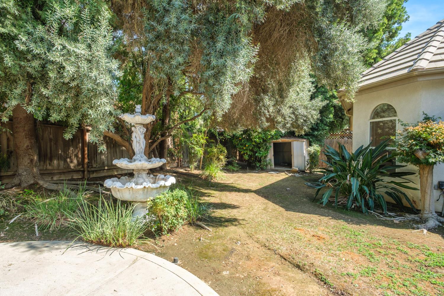 6572 N Selland Ave, Fresno, CA 93711