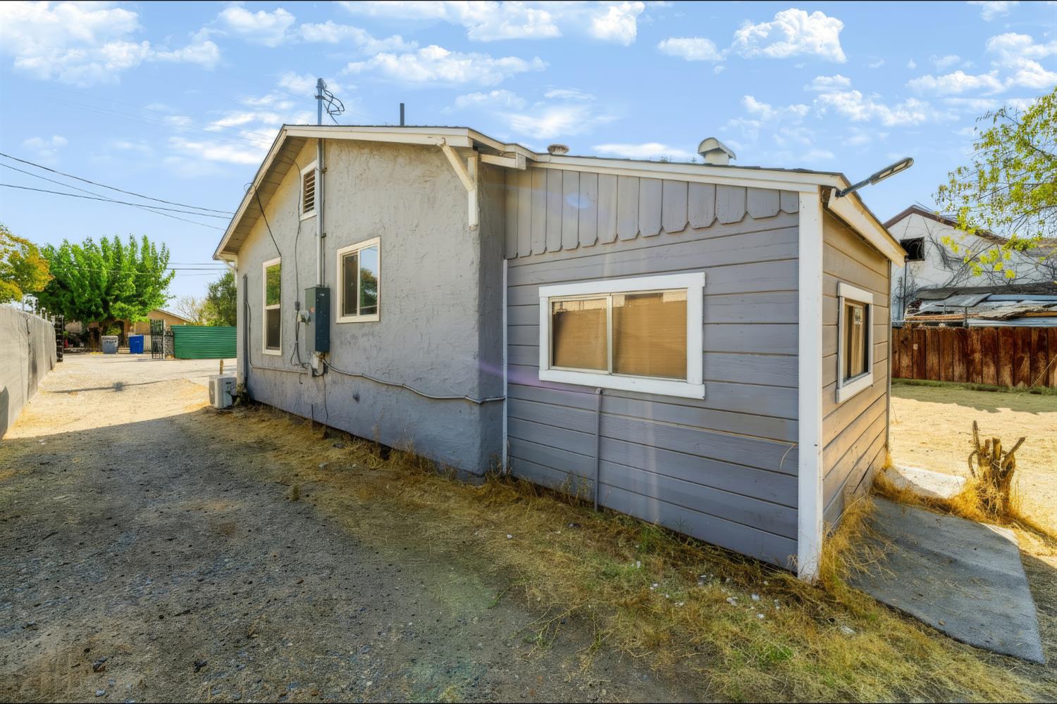 5203 W Mission Ave, Fresno, CA 93722