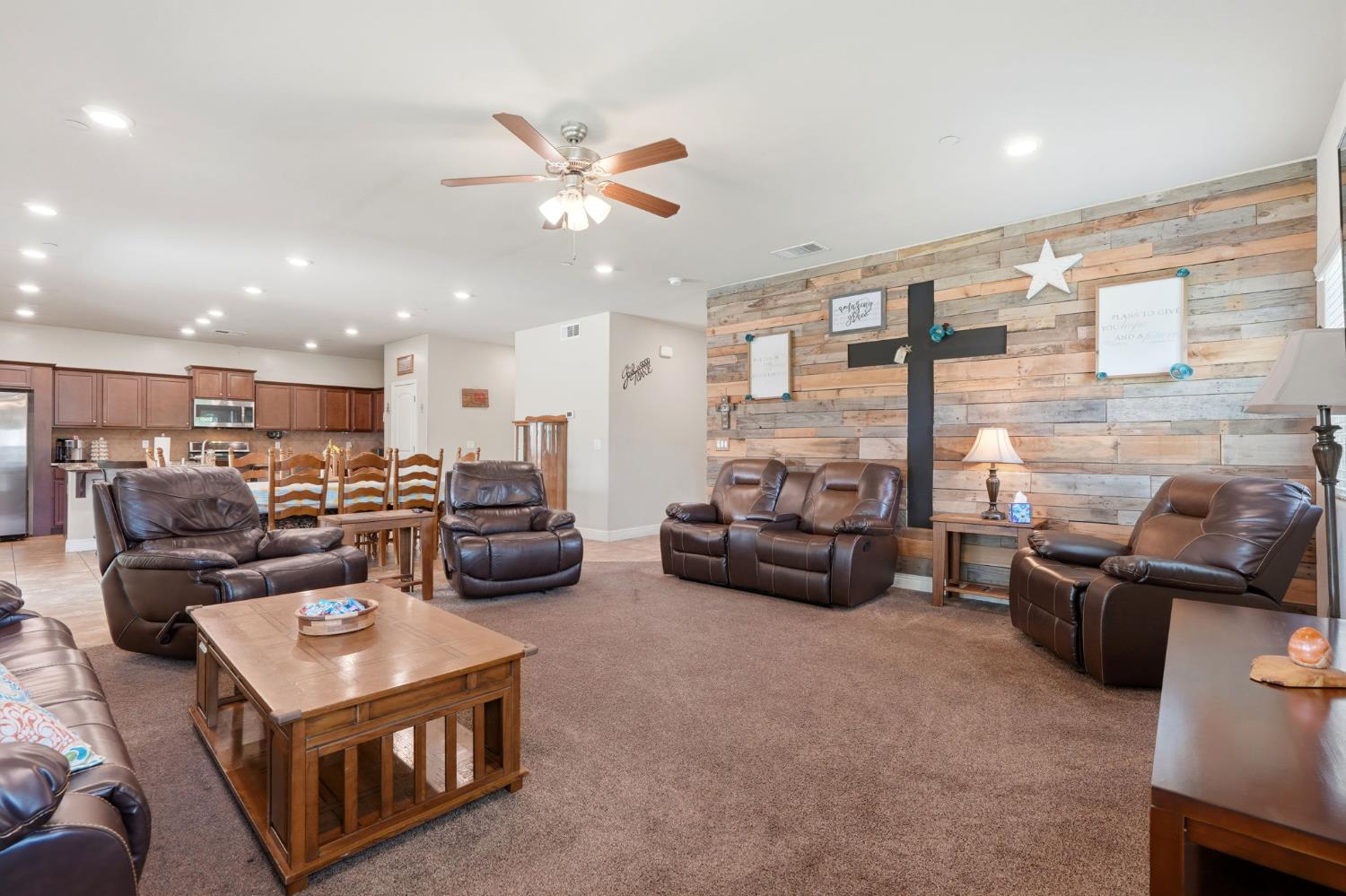 2123 W Hopkins Way, Hanford, CA 93230