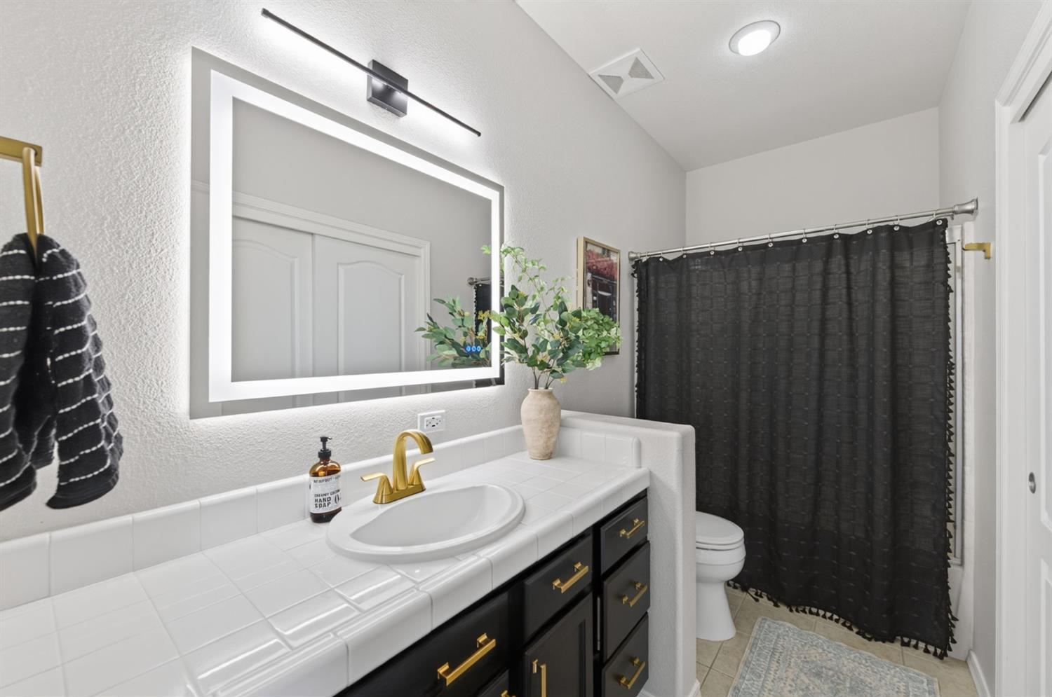 643 W Madrid Ln, Clovis, CA 93619