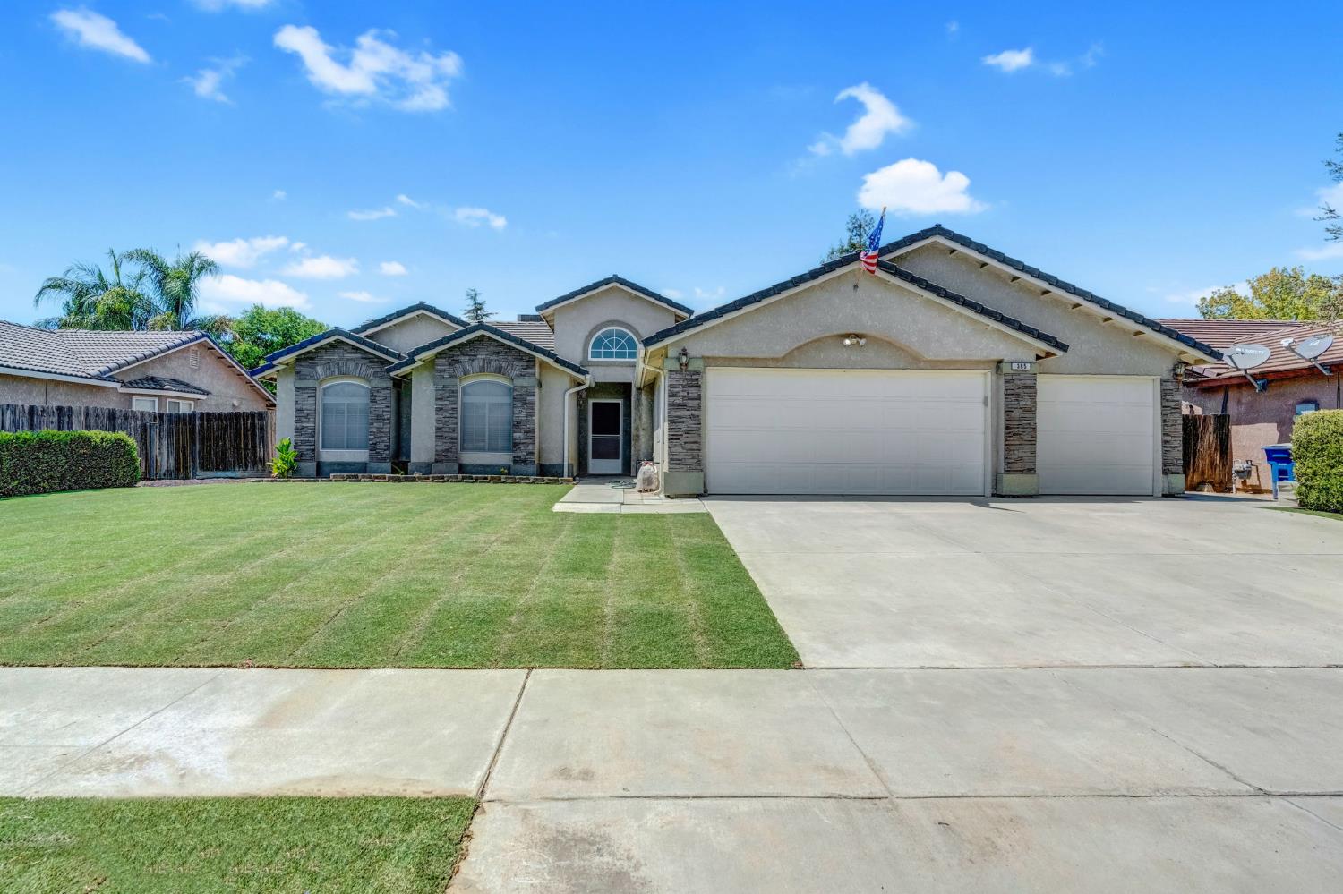 385 S Thomas Ave, Kerman, CA 93630