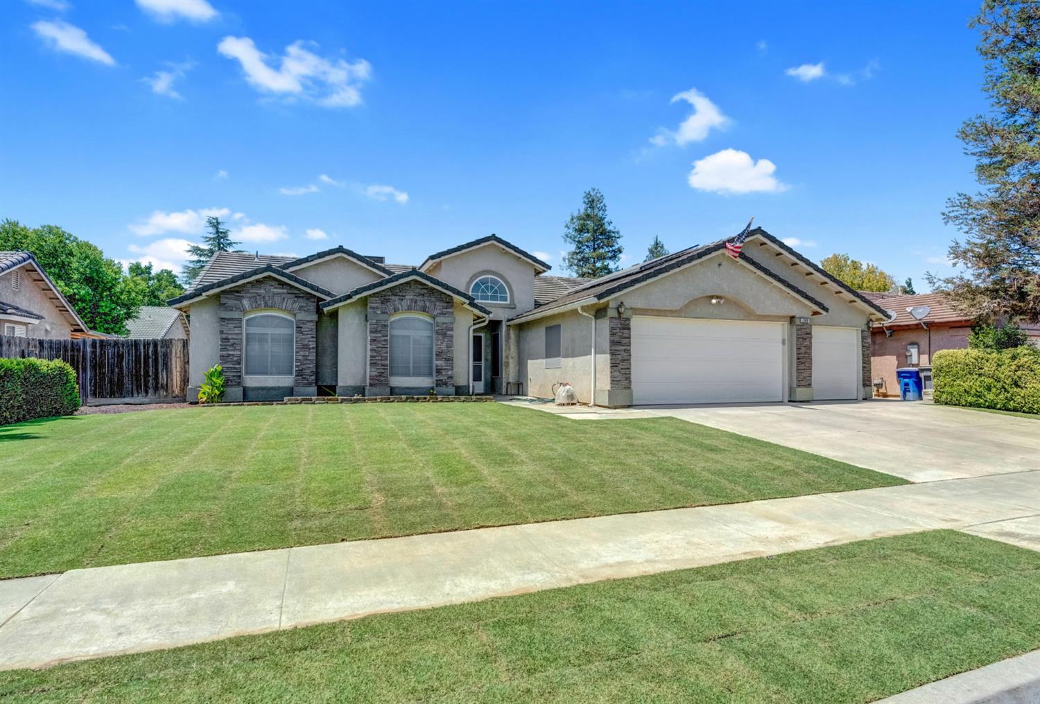 385 S Thomas Ave, Kerman, CA 93630
