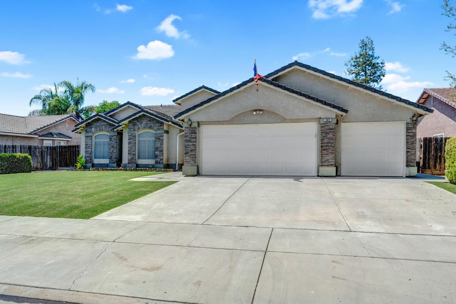 385 S Thomas Ave, Kerman, CA 93630