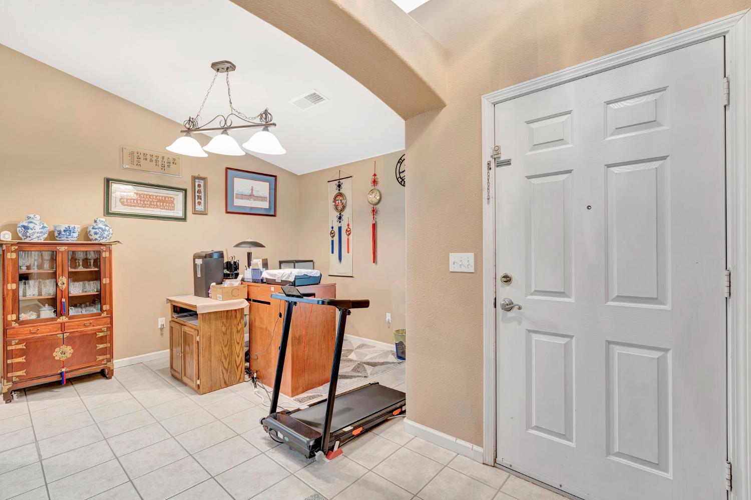 385 S Thomas Ave, Kerman, CA 93630